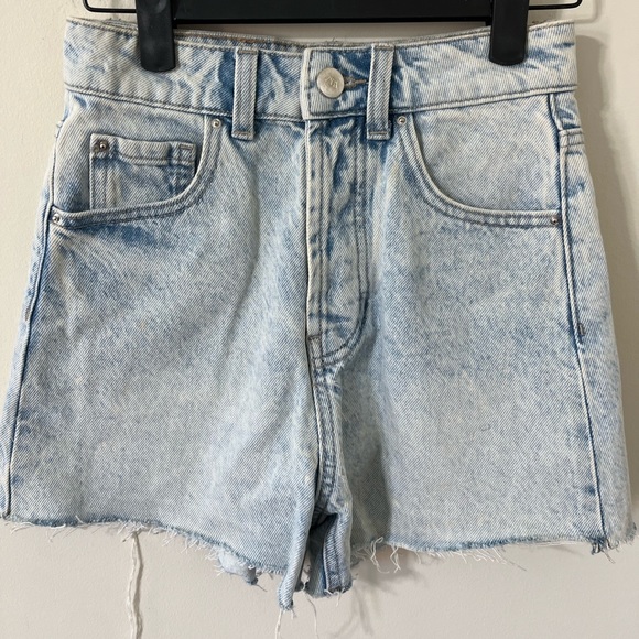ZARA Acid Light Wash Super High Rise Distressed Hem Denim Shorts Size 0 - Picture 2 of 11